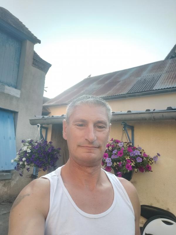 Mika  44 ans Cloyes sur le Loir