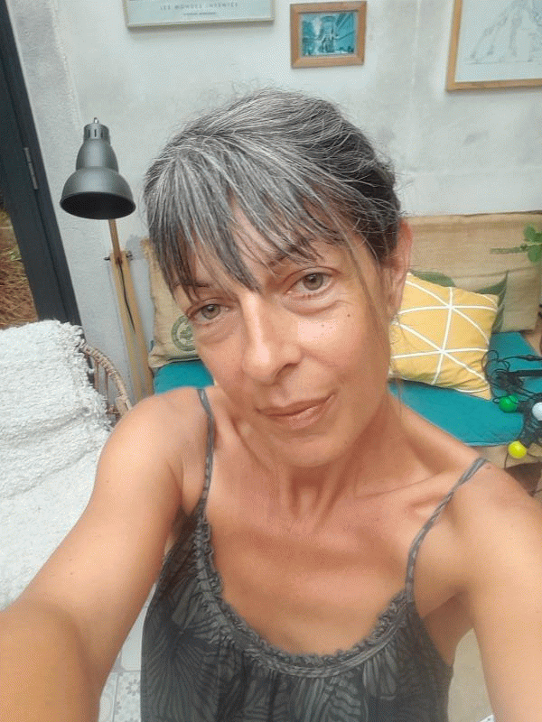 Elodie  49 ans Couëron