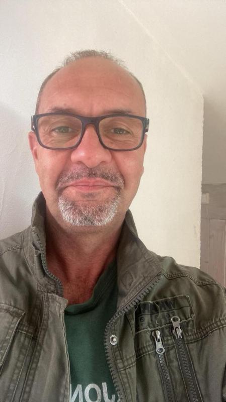 sebas 52 ans Connaux