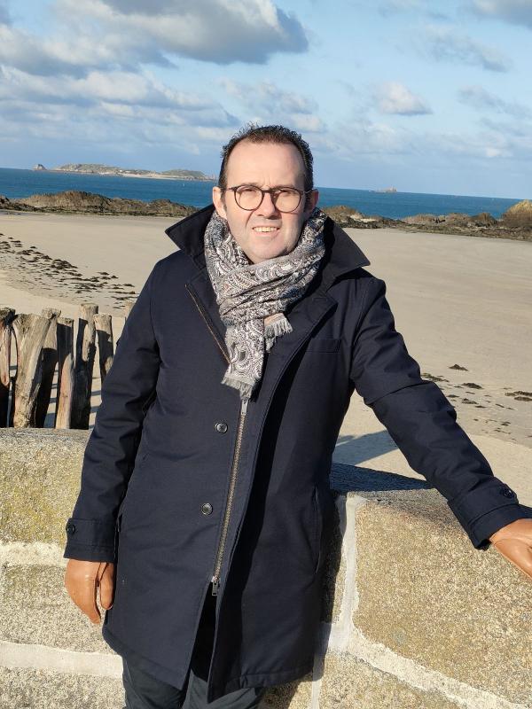 Olivier  53 ans Tours