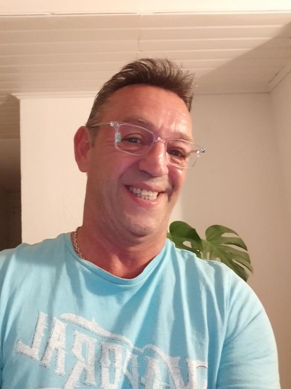 Eric  55 ans Istres