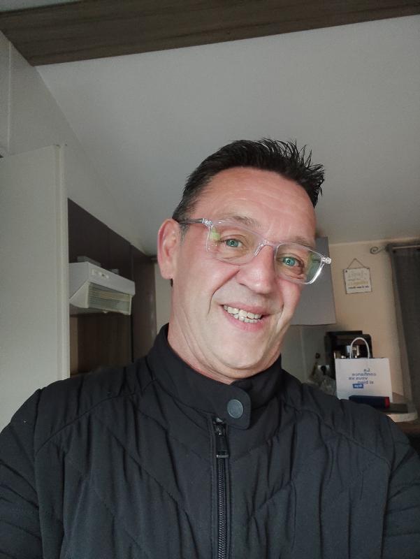 Eric  55 ans Istres