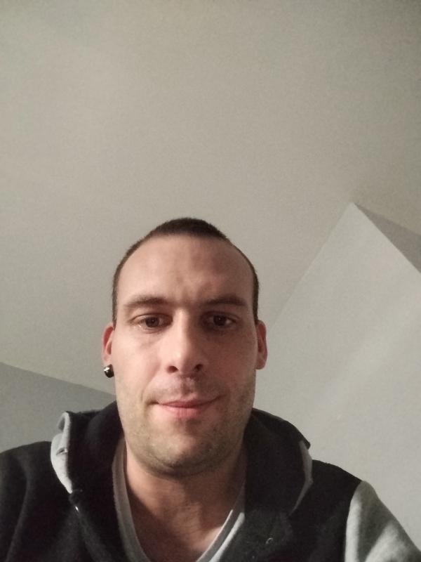 Cyril 34 ans Niort