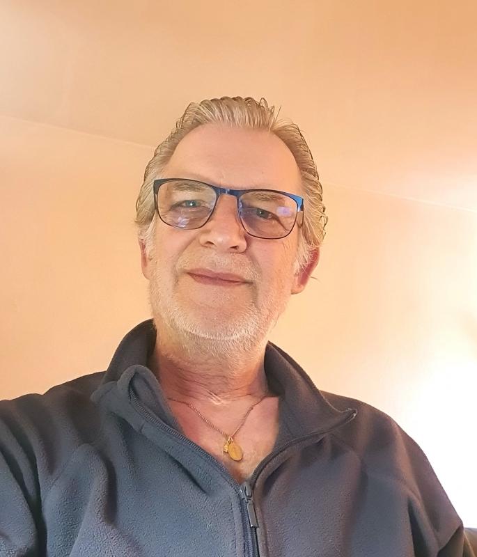 ETHAN 68 ans Paris