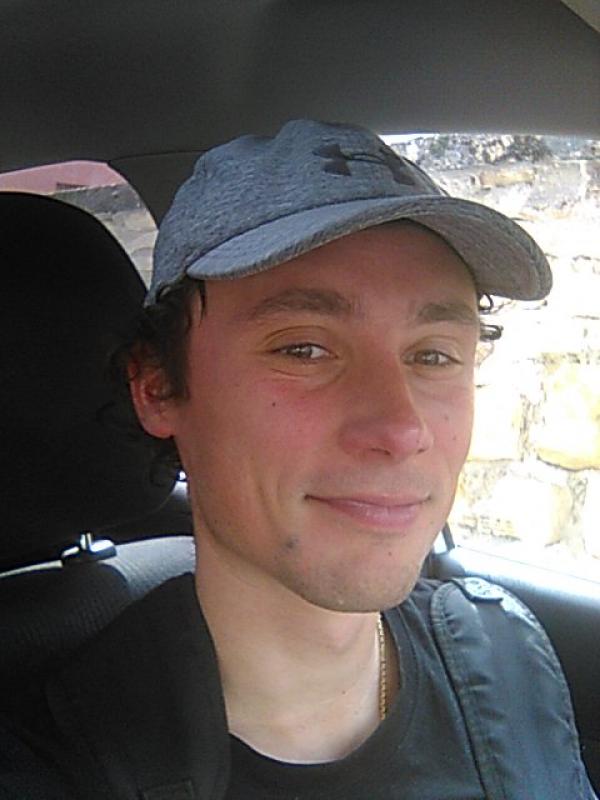 Michael  31 ans Bessenay