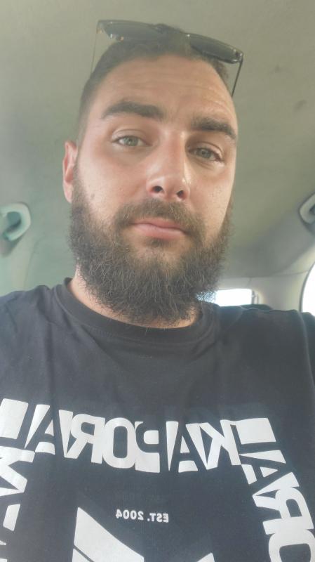 Joshua 29 ans Arles