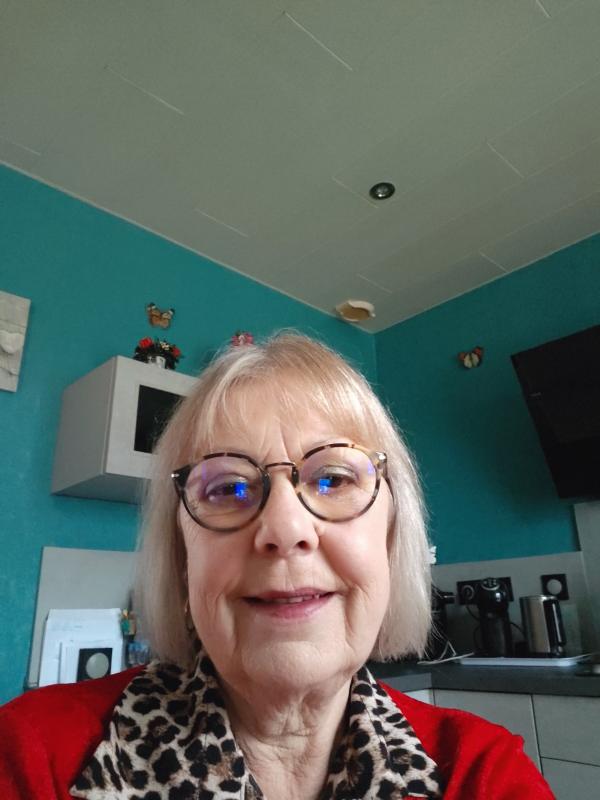 La belle blonde  65 ans Rethel